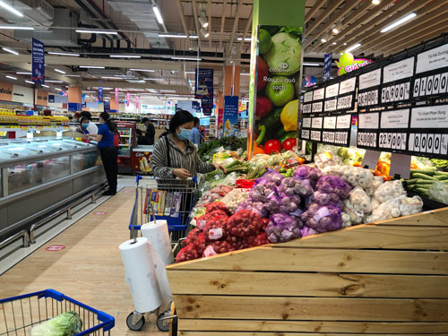 Nhiều người dân TP HCM tranh thủ đến siêu thị mua sắm trước khi “ai ở đâu ở yên đó”
