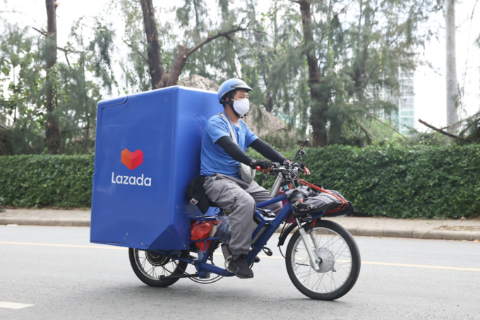 Dịch vụ giao hàng bằng xe đạp điện là một trong những sáng kiến của Lazada trong chiến lược phát triển bền vững. Ảnh: Lazada Việt Nam