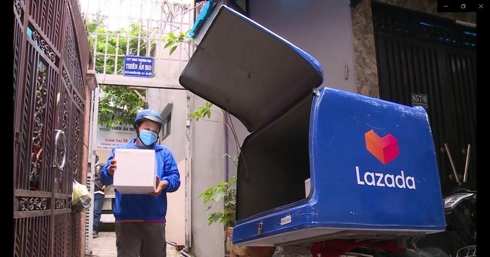 Nhờ sở hữu công ty logistics riêng, Lazada có thể tự phân loại đến 80% lượng hàng hóa và vận chuyển tận tay người dùng nhanh chóng, đảm bảo thời gian giao hàng, hạn chế tình trạng phụ thuộc doanh nghiệp logistics bên ngoài. Ảnh: Lazada Việt Nam
